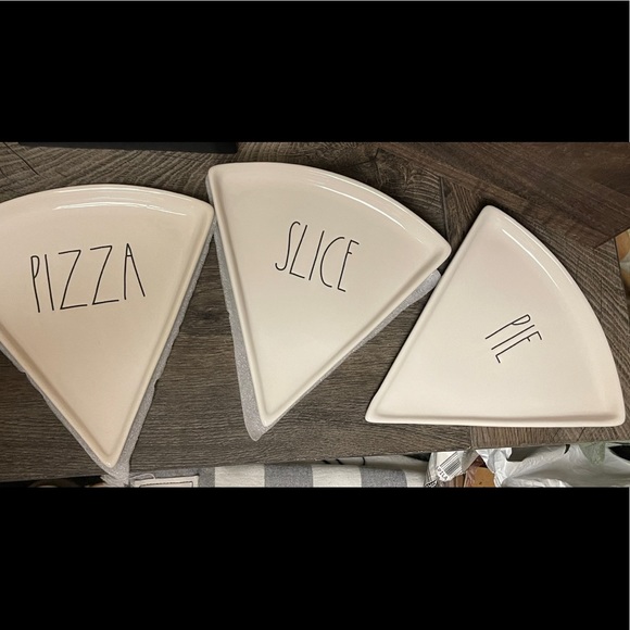 Rae Dunn PIZZA Plates 🇺🇸 - Picture 2 of 2